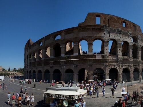 Roma chiude le moschee abusive E i musulmani protestano pregando davanti al Colosseo