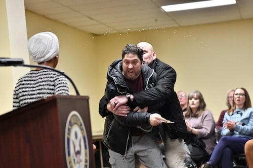 Ice, dem aggredita al comizio. Il video infiamma gli Usa: "Messa in scena"