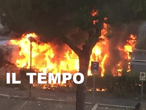 Paura a Colli Aniene. Esplode un autobus: fiamme e fumo