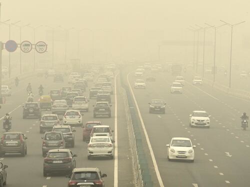 Nuova Delhi soffocata dallo smog: scuole chiuse. Che succede