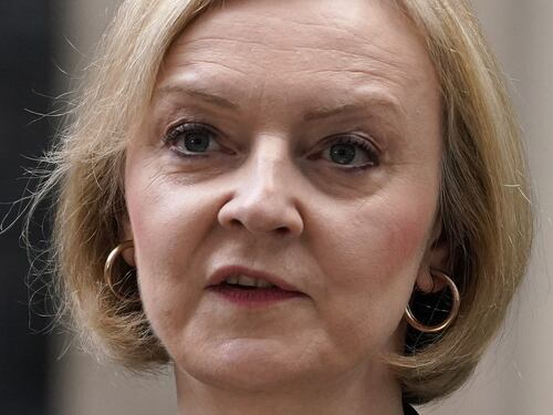 Vitalizio a Liz Truss, nel Regno Unito scoppia la bufera