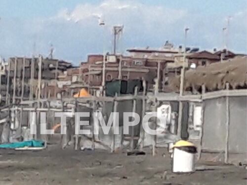 Cadavere trovato in riva al mare, giallo a Ostia