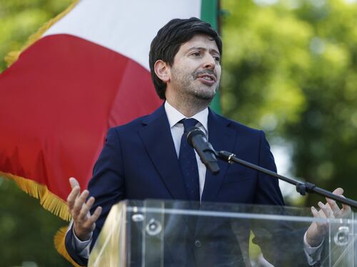 L'Italia blocca i voli ma il ministro Speranza non sa da dove