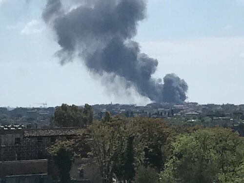 Incendio a Magliana, fumo nero su Roma Sud: brucia un deposito di cassette di legno