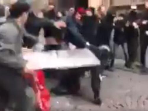 Carabiniere aggredito dagli antifascisti: «Eravamo 10 contro 400 con i bastoni»