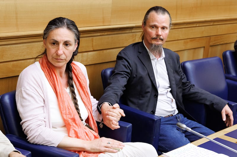 Famiglia nel bosco, genitori e figli insieme per il primo weekend dopo 11 mesi. Pillon: “Siamo alle battute finali”