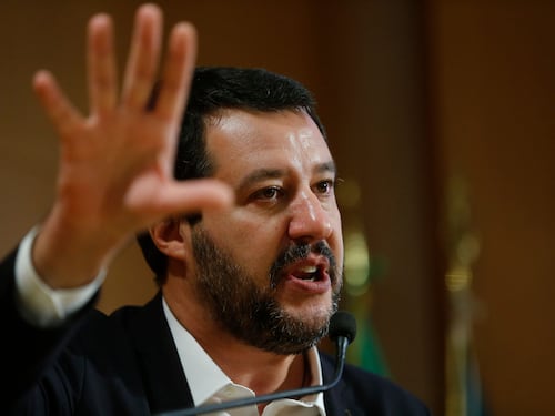 Salvini taglia le scorte, Saviano sbrocca