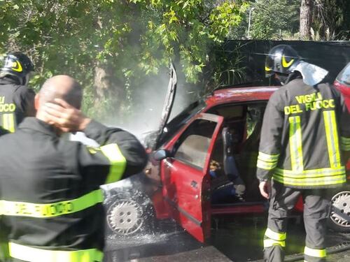 Auto a fuoco su viale Tor di Quinto. Traffico paralizzato