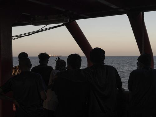 Francia: "Fate sbarcare i migranti della Ocean Viking e li prenderemo noi"