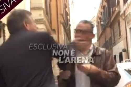 L'ex ministro Landolfi prende a schiaffi l'inviato di Giletti