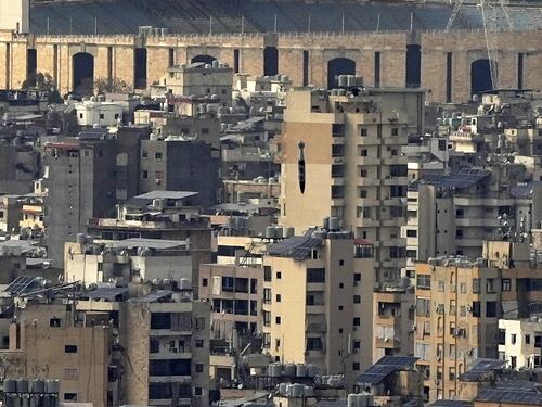 Libano, Israele bombarda Beirut dopo il lancio di missili: l’ultimatum ad Hezbollah