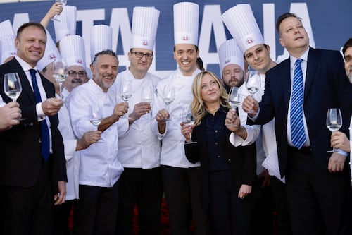Vinitaly, bagno di folla per Meloni che annuncia: “Vogliamo un liceo del Made in Italy”