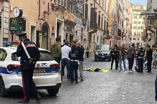 Via Frattina, cane precipita dal terzo piano su una donna incinta