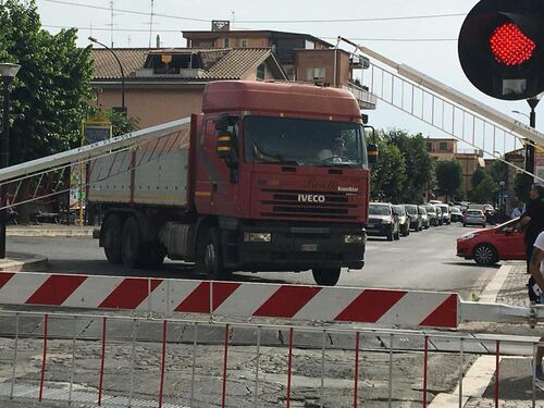 Camion si incastra sotto al passaggio a livello, paralisi totale