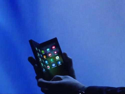 Lo smartphone è pieghevole: ecco l'Infinity Flex Display di Samsung