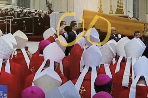 Funerali Ratzinger, Mario Giordano svela le foto scattate dai cardinali