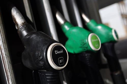 Benzina truccata a Roma, la Finanza scopre il carburante fuori norma: sequestrati oltre 26mila litri