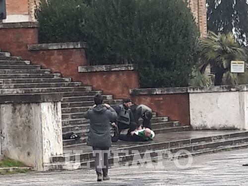 Spari agli stranieri dall'auto in corsa, il momento dell'arresto