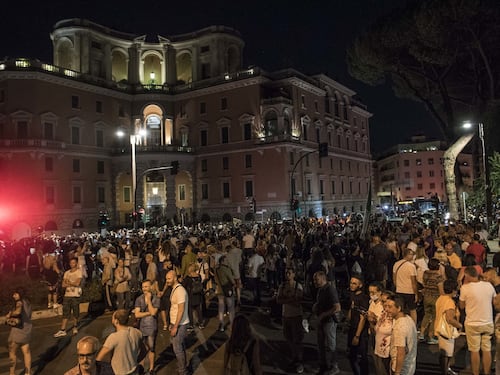 Corteo No Green Pass a Roma: tensioni con la polizia, lungotevere bloccato e automobilisti inferociti