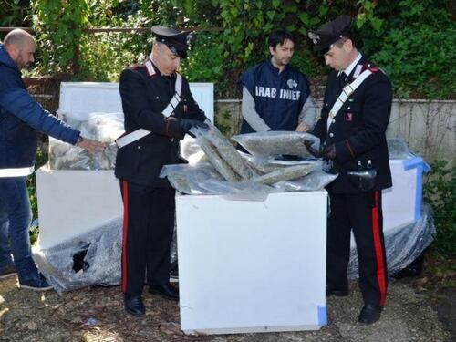 Roma, il maxi sequestro di droga: 53 chili di marijuana nascosti in tre congelatori all'interno di un furgone