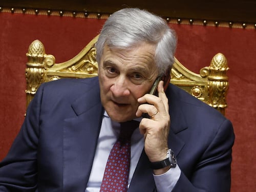 Camera, Tajani spiazza Renzi e scatta il duello social