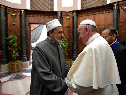 Papa Francesco abbraccia il Grande Imam: "Populismi sconcertanti"