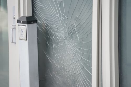 Norvegia, tre fratelli arrestati per l'esplosione all'ambasciata Usa. "E' terrorismo"