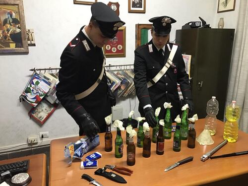 Fabbricavano molotov, tre giovani in manette a Roma