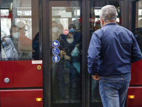 Meno posti su autobus e metro. E 300mila persone restano a piedi