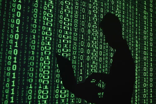 Hacker scatenati anche d'estate. Le regole d'oro per evitare furti nei nostri cellulari