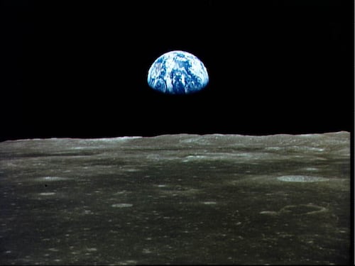 Con lo sguardo verso la Luna