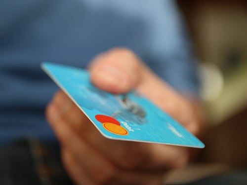 Meno contanti e bancomat, più acquisti online: le nuove spese degli italiani