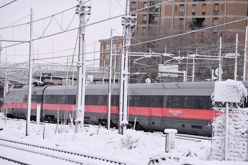 La neve a Roma manda in tilt l'Italia: ritardi di ore per l'Alta Velocità, Intercity cancellati