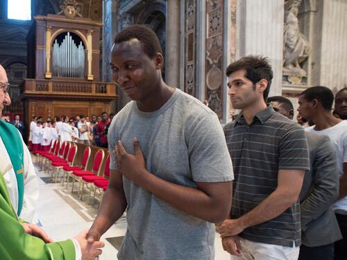 Migranti a spese del Papa, parroci al verde