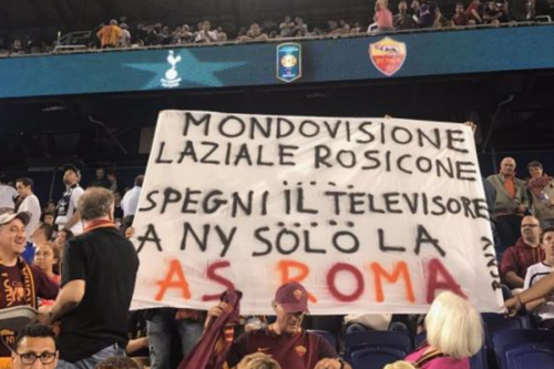 Derby di sfottò a New York, i romanisti replicano: "Laziale rosicone"