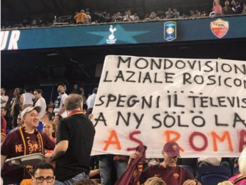 Derby di sfottò a New York, i romanisti replicano: "Laziale rosicone"