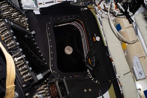 Artemis 2 intorno alla Luna, l'uomo mai così lontano dalla Terra: battuto il record di Apollo 13