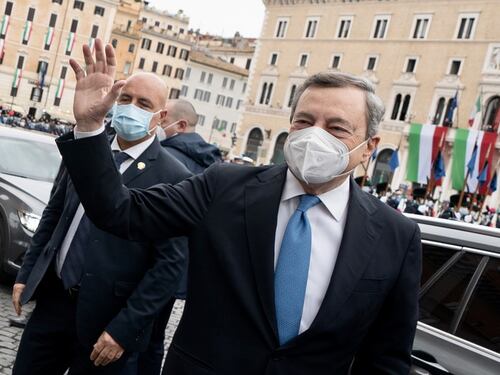 Per Mario Draghi cominciano i fischi e la perdita di consensi. La ola c’è soltanto nel Palazzo