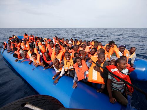 Dopo le minacce, gli arresti: la Libia ferma 800 migranti. Continua la missione italiana in mare