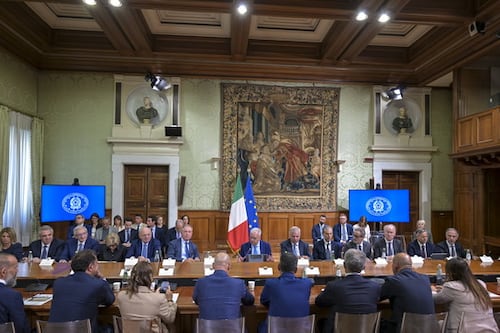 Ex Ilva, stop ai licenziamenti: il governo apre alla partecipazione pubblica