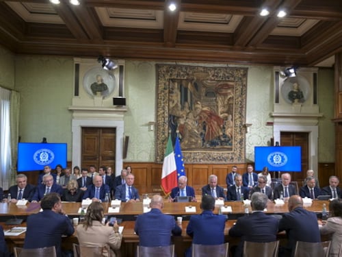 Ex Ilva, stop ai licenziamenti: il governo apre alla partecipazione pubblica