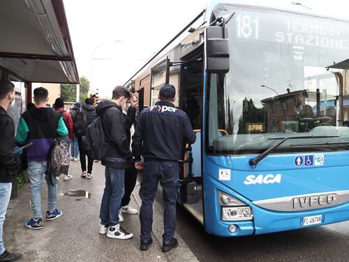 Potenza, si ribalta bus con 40 studenti. Tragedia sfiorata, come stanno