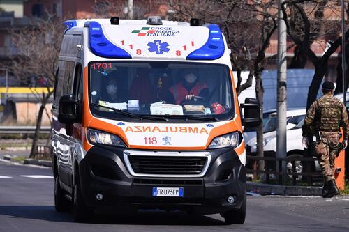 Roma, esplodono petardi e 2 minorenni perdono occhio e mano