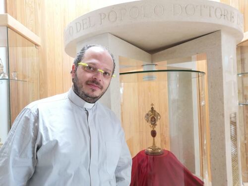 L'assistenza ai malati di Covid senza rinunciare alla laurea, la storia di don Gioacchino