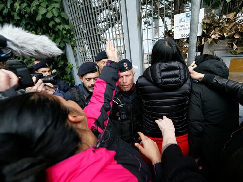 I Rom se ne vanno tra calci e proteste. In strada bombe carta e saluti romani