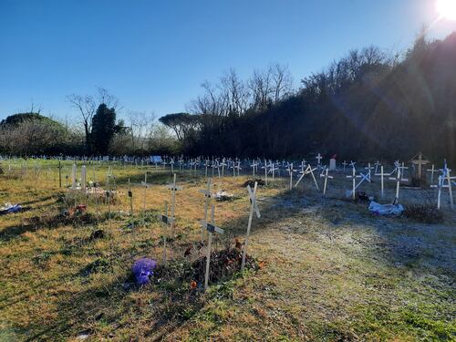 La rabbia delle famiglie: "La Raggi ha chiamato solo il deputato. Ci sono morti di serie A e B"