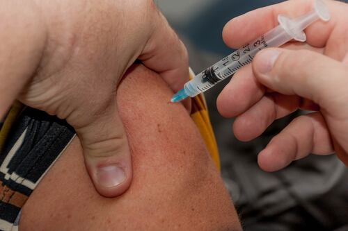 Cancro, sperimentati i vaccini personalizzati a mRna: come funziona la nuova cura