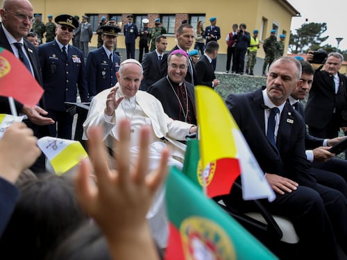Papa Francesco implora la pace davanti alla Madonna di Fatima