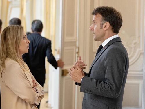 Migranti, il passo di Macron: "Non lasciamo sola l'Italia". Meloni: "Accolgo con interesse"