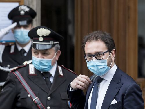 Governo, Bonafede è salvo ma rispunta l'ipotesi del rimpasto
